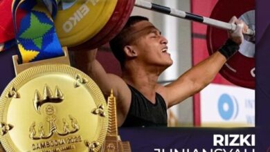 Lifter Banten Rizki Juniansyah sukses mempersembahkan medali emas cabang olahraga weighlifting di nomor 73 kg men'sn untuk Indonesia di SEA Games 2023 Kamboja.