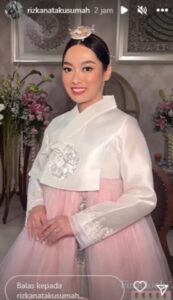 Rizka Natakusumah mengenakan Hanbok