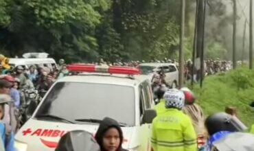 Video viral ambulans kosong menyalakan sirine di tengah kemacetan (Instagram/@terang_media)