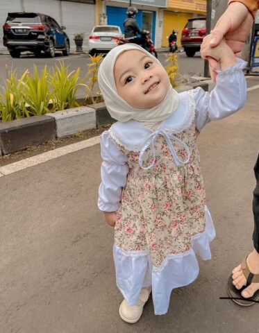 Model baju anak perempuan terbaru dress dengan aksen bunga (Pinterest/Guzel Secimler)