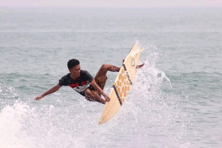Liga Surfing Indonesia di Anyer Diikuti 18 Klub di Indonesia