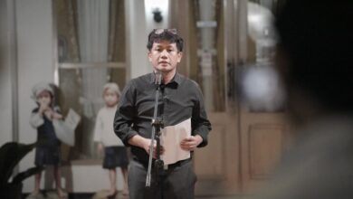 Sejarawan Bonnie Triyana melakukan pidato kebudayaan di Pendopo Museum Multatuli, Jumat 16 Juni 2023 malam