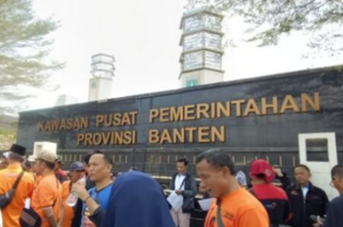 Kantor Gubernur Banten di KP3B Dikepung 2.000 Buruh Provinsi Banten