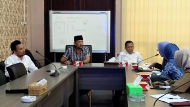 Komisi I DPRD Kota Serang akan memanggil BKPSDM dan Dindikbud Kota Serang untuk menindaklanjuti aduan 34 guru honorer bahasa Inggris P1 yang nasibnya digantung.