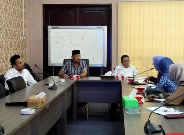 Komisi I DPRD Kota Serang akan memanggil BKPSDM dan Dindikbud Kota Serang untuk menindaklanjuti aduan 34 guru honorer bahasa Inggris P1 yang nasibnya digantung.