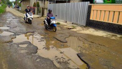 Rusak Berat, Pengendara Keluhkan Jalan Poros Kelurahan di Kecamatan Serang