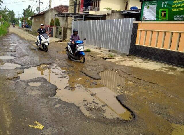 Rusak Berat, Pengendara Keluhkan Jalan Poros Kelurahan di Kecamatan Serang