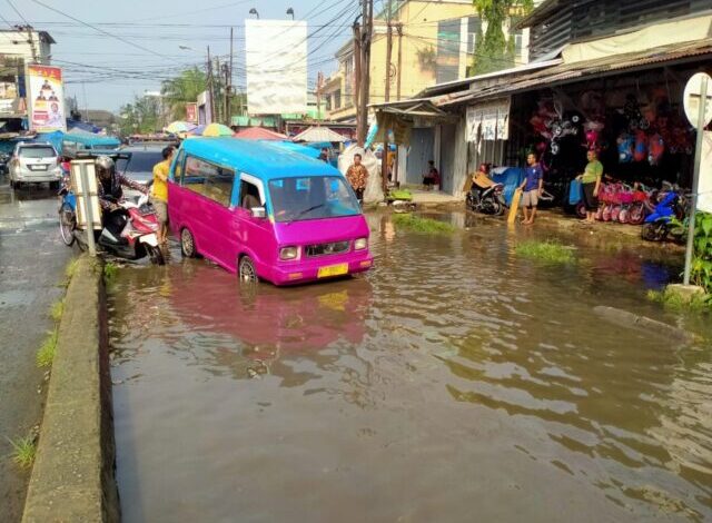 Diguyur hujan, Jalan Samaun Bakri Kota Serang langganan banjir