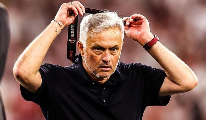 Pelatih AS Roma Jose Mourinho melempar medali runner-up Liga Eropa 2023 ke penonton. Menyusul kekalahan AS Roma dari Sevilla skor 1-4 melalui adu penalti.