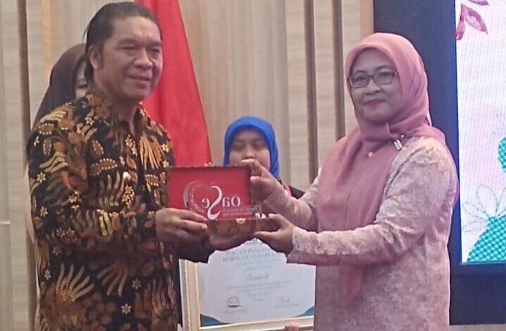 Nanih Yuheri pegiat literasi Kota Serang menerima penghargaan sebagai perempuan berjasa dan berprestasi untuk daerah di Provinsi Banten, dari OASE KIM.