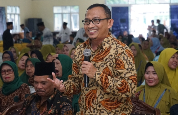 Wakil Ketua III DPRD Kota Serang Hasan Basri mengapresiasi penghargaan yang diraih Nanih Yuheri pegiat literasi, sebagai perempuan berjasa dan berprestasi.