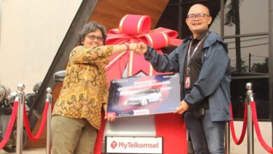 Telkomsel menyerahkan hadiah Wuling Air EV kepada Nopiyanti, warga Kota Tangsel.