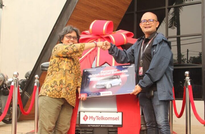Telkomsel menyerahkan hadiah Wuling Air EV kepada Nopiyanti, warga Kota Tangsel.