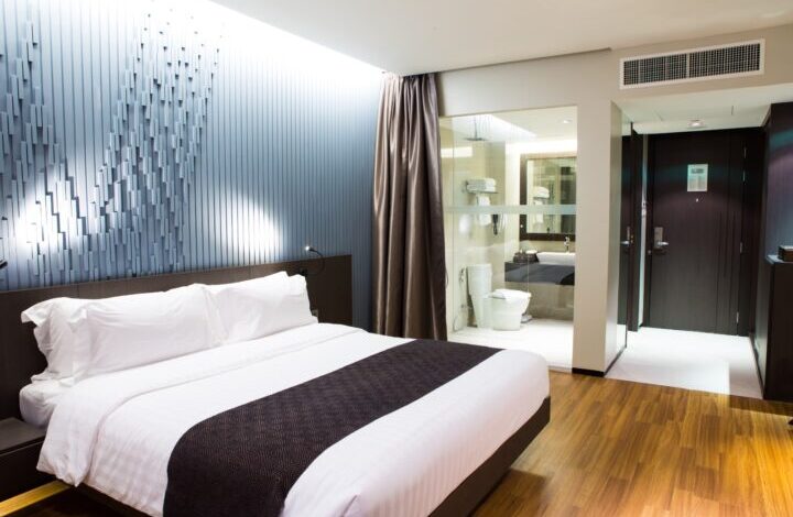 Cara mengubah suasana kamar menjadi seperti di hotel. (Freepik/jannoon028)