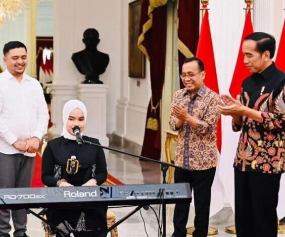 Lirik lagu Permata Indah Dunia ciptaan Putri Ariani yang dinyanyikan di depan Presiden Jokowi. (Instagram/@jokowi)