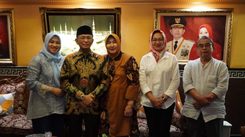 Bakal calon gubernur Banten Airin Rachmi Diany bersama Ahmad Taufik Nuriman dan istri.