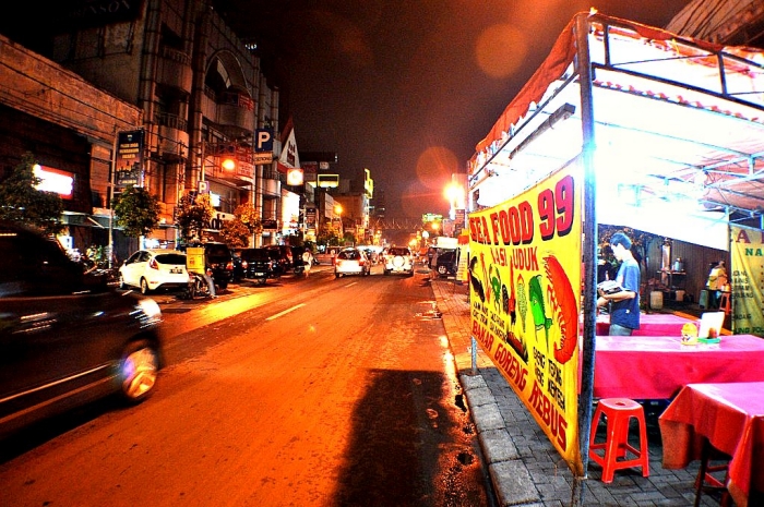 tempat kuliner malam hits dan legendaris di Braga Bandung 2023