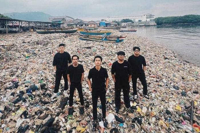 Pandawara Group bersihkan pantai terkotor nomor 2 di Indonesia, tepatnya di Lampung