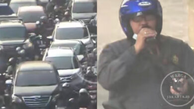 Jakarta macet seorang pria pengendara motor rehat di pinggir jalan