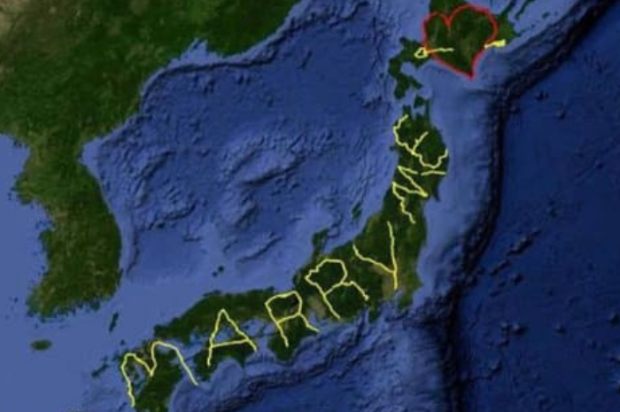 Dengan menggunakan bantuan dari google earth, Yasushi Takahashi berjalan sejauh 7000 km untuk membuattulisan 'marry me' yang dipersembahkan untuk melamar pasangan nya.
