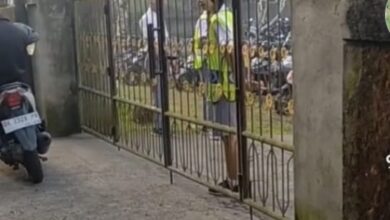 Viral Guru terlambat sekolah, ditahan oleh murid selama upacara berlangsung