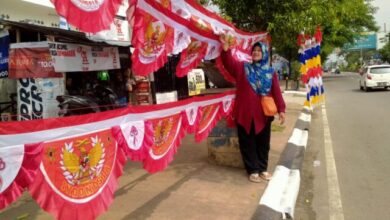 Pedagang bendera merah putih musiman di kota Serang lesu