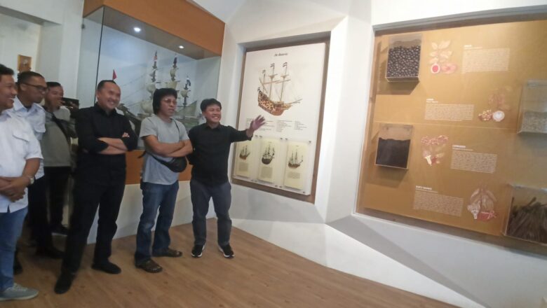 Tokoh reformasi Adian Napitupulu berkunjung ke Museum Multatuli sebagai bentuk refleksi atas perjuangan masyarakat Lebak dalam melawan kolonial, Sabtu 1 Juli 2023