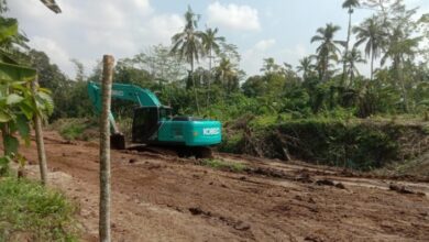 Alat berat meratakan tanah di area Bendungan Cimoyan Kecamatan Picung, Kamis 13 Juli 2023