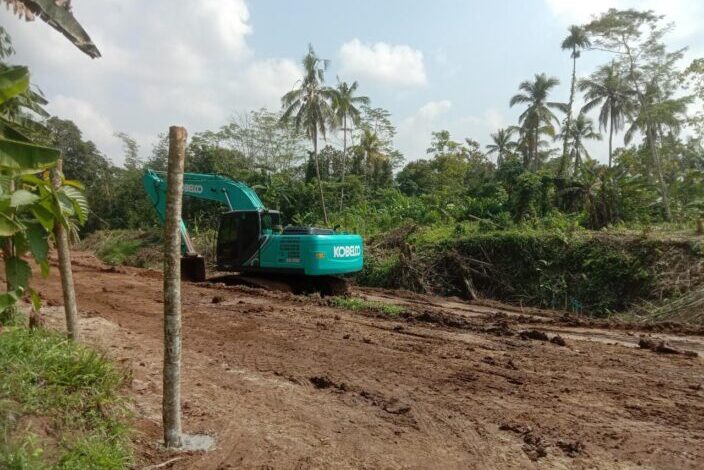 Alat berat meratakan tanah di area Bendungan Cimoyan Kecamatan Picung, Kamis 13 Juli 2023