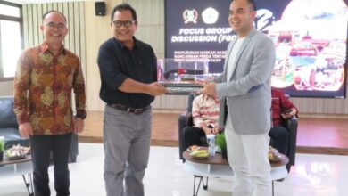 Prof. Dr. Ahmad Sihabudin, M.Si menyerahkan cinderamata kepada anggota DPRD Banten usai FGD, Kamis 20 Juli 2023/istimewa