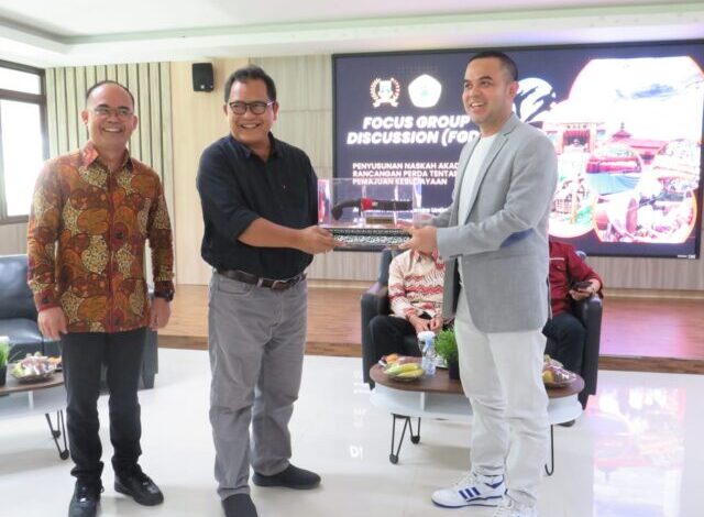 Prof. Dr. Ahmad Sihabudin, M.Si menyerahkan cinderamata kepada anggota DPRD Banten usai FGD, Kamis 20 Juli 2023/istimewa