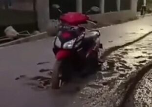 Viral jalan baru dicor sudah digilas motor. (Instagram/@terang_media)