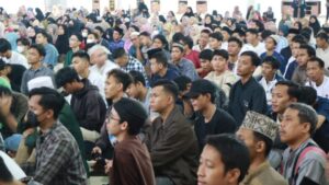 Para jamaah yang sedang mendengarkan kajian pada acara Semarak Muharram PPPA Daarul Qur’an Banten dan AKMI Untirta. (Istimewa)