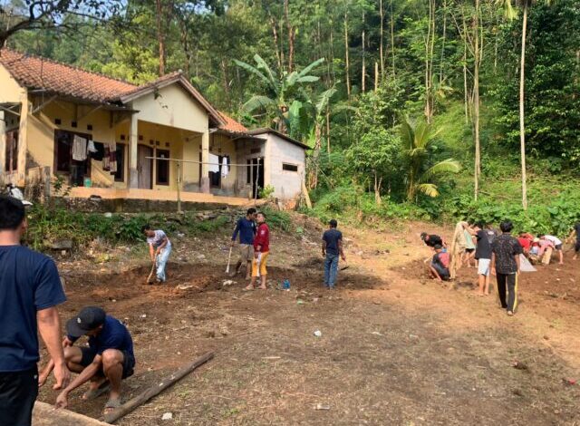 Gotong Royong KKM Uniba dan warga desa Kadukempong