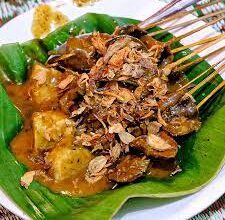 4 warung sate Ponorogo di Jakarta ini punya potongan daging ayam besar dan teksturnya kenyal