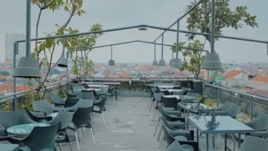 3 cafe rooftop di Surabaya dengan view kota yang asyik buat nongkrong malam hari dan bisa anda cobain