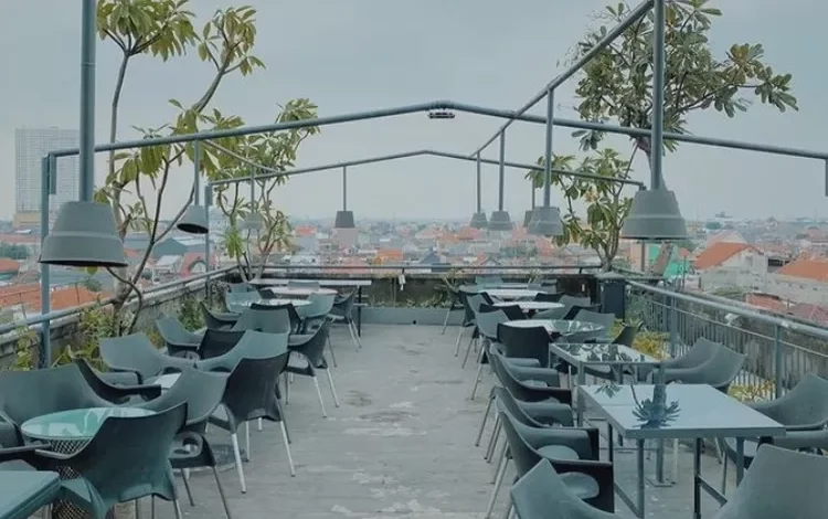 3 cafe rooftop di Surabaya dengan view kota yang asyik buat nongkrong malam hari dan bisa anda cobain