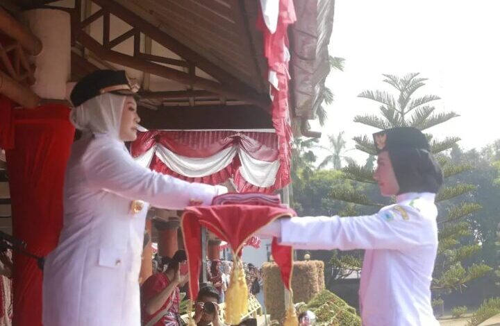 Bupati Pandeglang, Irna Narulita bertindak selaku Inspektur upacara pada peringatan HUT RI ke 78.