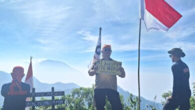 Kader DPD PKS Kabupaten Pandeglang mengibarkan bendera Merah Putih di Puncak Gunung Aseupan.