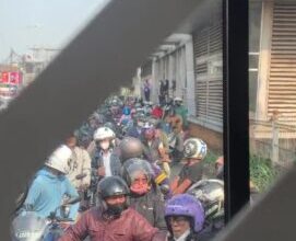 ratusan pemotor masuk jalur Transjakarta, lawan arah karena takut kena tilang oileh polisi dan menyebabkan tidak bisa bergerak sama sekali.