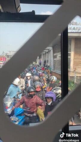 ratusan pemotor masuk jalur Transjakarta, lawan arah karena takut kena tilang oileh polisi dan menyebabkan tidak bisa bergerak sama sekali.