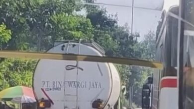 Pengendara mobil pukul pengemudi motor di Kota Serang. (Instagram/@infoserang)