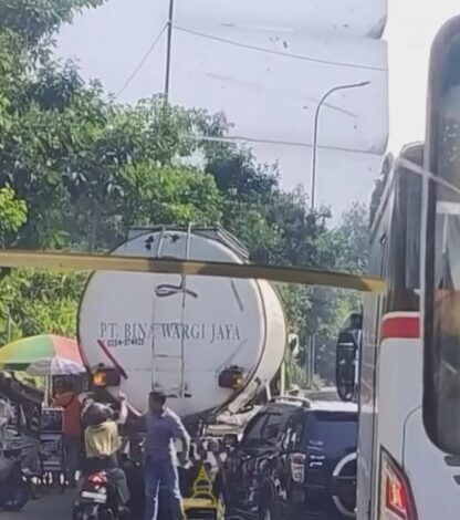 Pengendara mobil pukul pengemudi motor di Kota Serang. (Instagram/@infoserang)