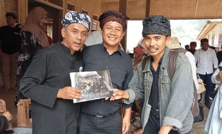 Para Peneliti Budaya Banten Selatan diwakili Dr Yoki Yusanto (kiri), menyerahkan Buku Seren Taun Kasepuhan Kepada Tokoh Nasional, asal Rangkasbitung Bonnie Triana (tengah)