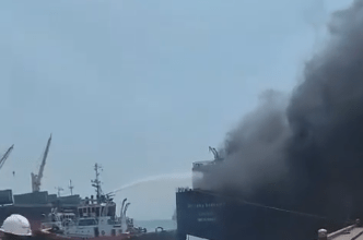 Kapal terbakar di lahap si Jago Merah