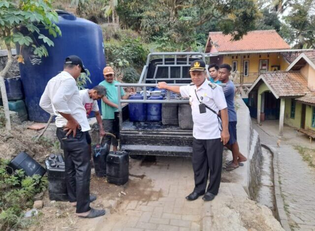 Bantuan air bersih sebanyak 5.000 liter ke Kampung Kedurung