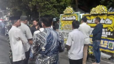 Warga menunggu kedatangan jenazah Wakil Bupati Serang Pandji Tirtayasa