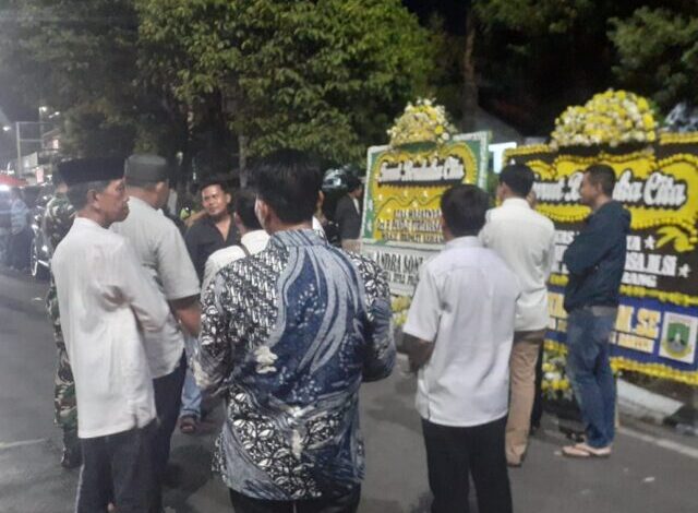 Warga menunggu kedatangan jenazah Wakil Bupati Serang Pandji Tirtayasa