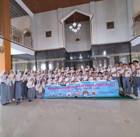 Peserta didik SMA Negeri 1 Cikande foto bersama usai mengikuti kegiatan.