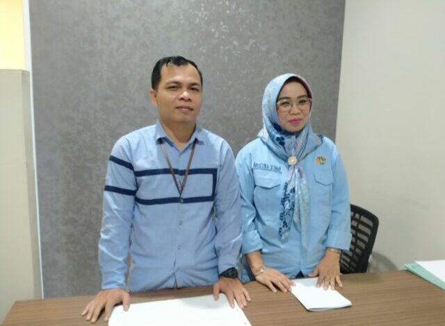Koordinator Kelompok Substansi (Korsup) Pengadaan Tanah ATR/BPN Pandeglang Mustika Utami (Kiri) menjelaskan progres pembebasan tanah untuk proyek tol di kantor ATR/BPN